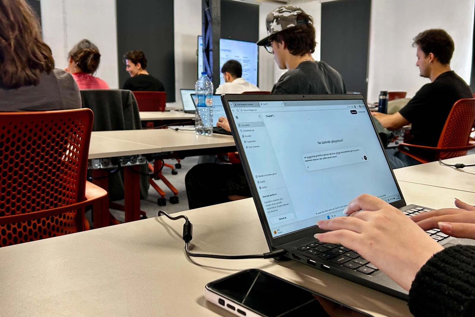 İzLab’da Gençlere “Komut Mühendisliği” Eğitimi ile Yapay Zekâ Farkındalığı