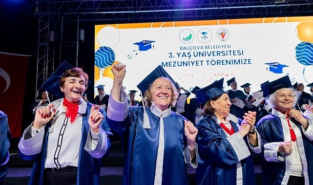 Balçova'da Mezuniyet Coşkusu: 3. Yaş Üniversitesi'nde Kepeler Umuda  Atıldı