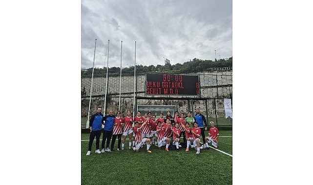 İzmirli Kız Futbol Takımı Türkiye Şampiyonu Oldu