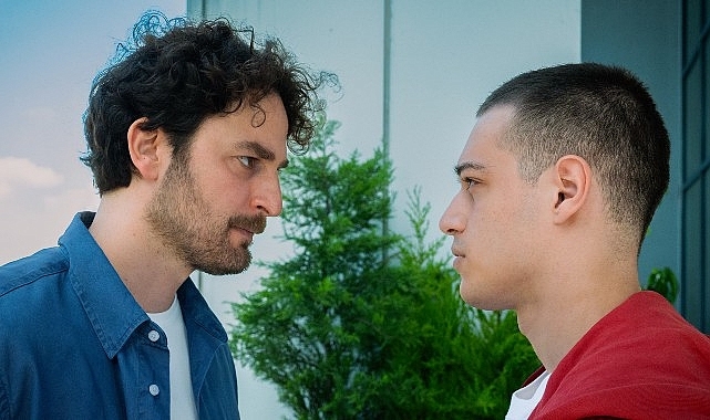 Selman Nacar imzalı yeni Netflix dizisi Palas Pandıras'ın setinden ilk kareler paylaşıldı.