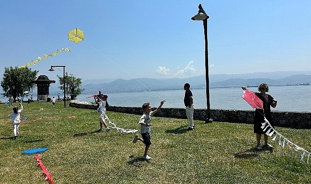 Uçurtmalar Kocaeli'den barışa uçtu; Diplomat çocukları ″Barış″ için uçurtma uçurdu