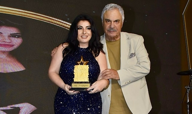 Ebru Torun'a ödülünü Halil Ergün verdi