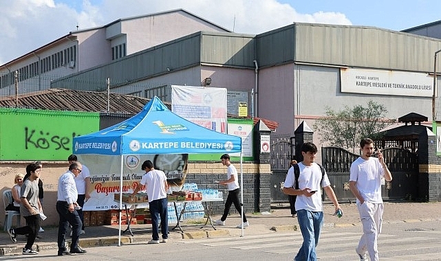 Kartepe Belediyesi, YKS Adayları ve Velilerin Heyecanına Ortak Oldu